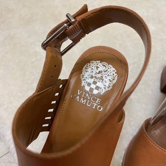 NIB Vince Comuto Karmelo Cognac Heels
